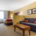 Comfort Inn & Suites Rocklin - Roseville king suite with partial room divider